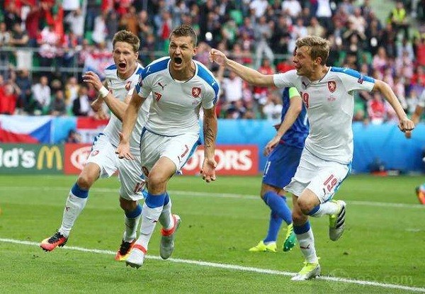 而捷克队渐渐的就表现出来了欧洲杯及欧洲杯决赛圈上强势